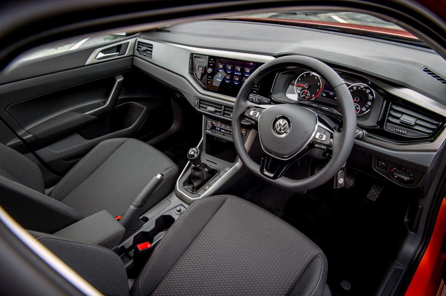 Интерьер Volkswagen Polo 2017 года  (UK) (фото 21 из 40)